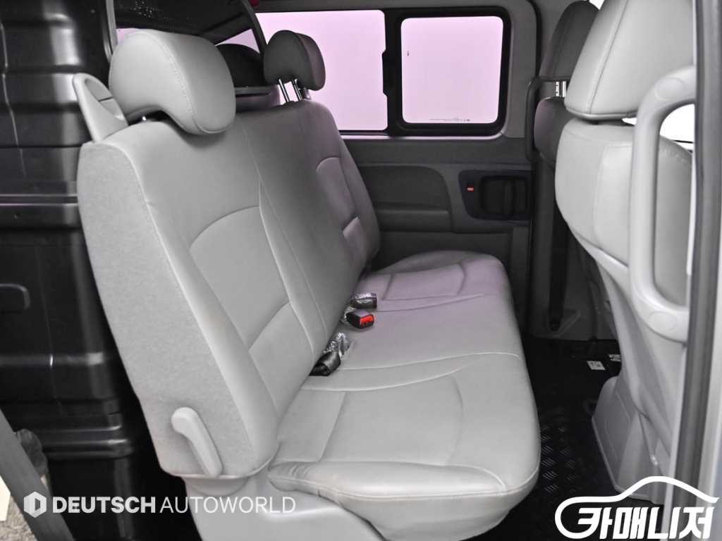 Hyundai Starex Grand Starex Van 5-Seater thumbnail 12