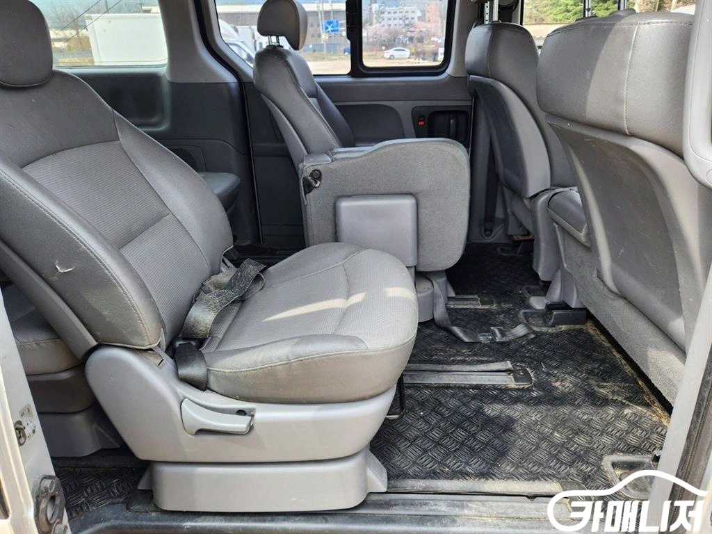 Hyundai Starex Grand Starex 12-Seater Wagon thumbnail 11