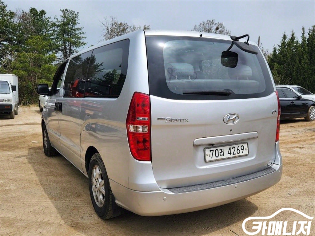 Hyundai Starex Grand Starex 12-Seater Wagon thumbnail 4