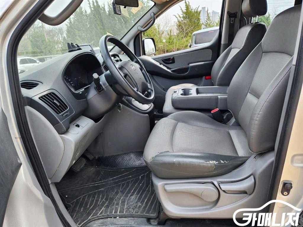 Hyundai Starex Grand Starex 12-Seater Wagon thumbnail 9