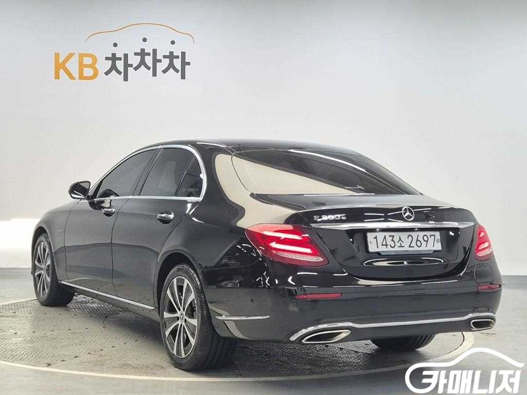 Mercedes-Benz E-Class E-Class W213 E300e Exclusive thumbnail 2